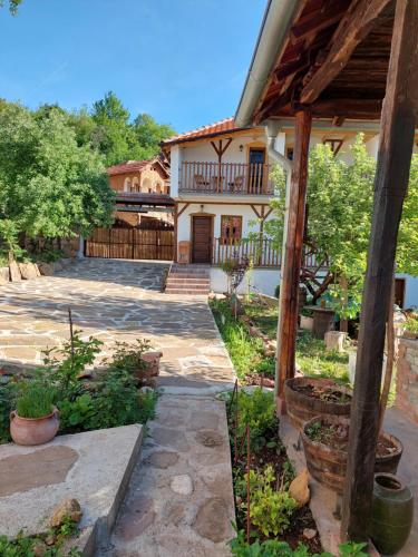 Utvendig, Golemi kamik Pirot Vlasi in Pirot