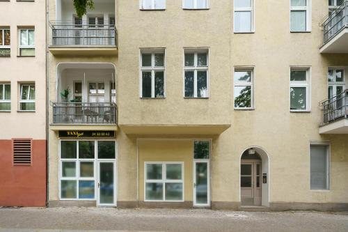 The Mierendorf Style group & family friendly 2 BR 15 bath rooms ideal for 2 -5 Guests - image 3