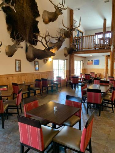The Antler Lodge - Gardiner - 식음료(F&B)