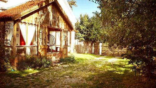 . Mazurskie Klimaty - niezależny, ogrodzony apartament z werandą