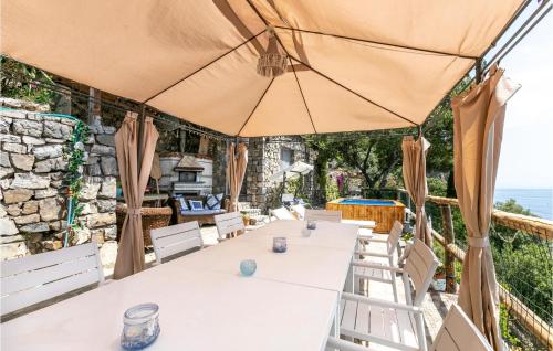 Stunning home in Piano di Sorrento with Outdoor swimming pool, WiFi and 1 Bedrooms gîte à louer Colli di Fontanelle