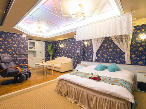 room detail thumbnail 2