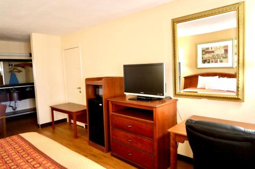 Regency Inn & Suites - image 6