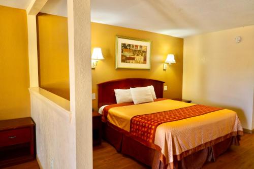 Regency Inn & Suites - image 2
