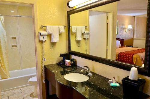 Regency Inn & Suites - image 5