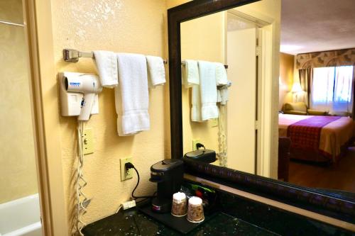 Regency Inn & Suites - image 10