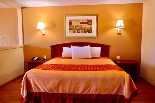 Regency Inn & Suites - image 9