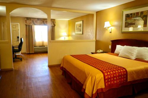 Regency Inn & Suites - image 9