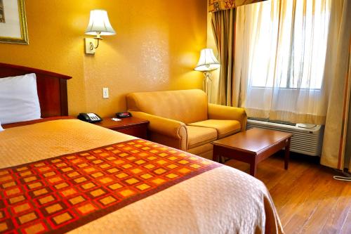 Regency Inn & Suites - image 12