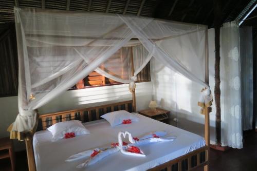 1 king bed, 2 bunk beds