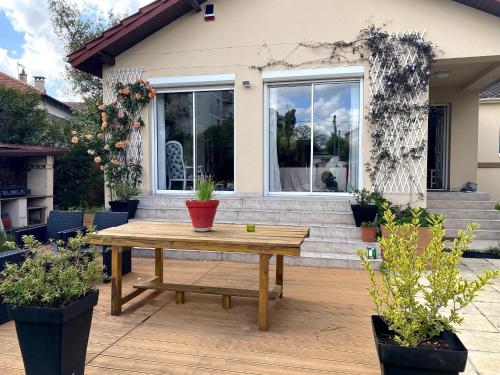 Maison 9 personnes avec jardin proche Paris et Disneyland gîte à louer Saint-Maur-des-Fossés