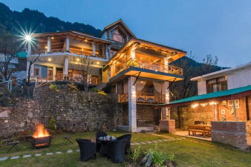 B&B Manali - StayVista at Thea Homes - Dreamy Idylic Home overlooking Jogni Waterfall - Bed and Breakfast Manali