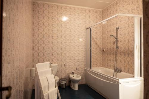 Deluxe Double or Twin Room with Balcony image 10