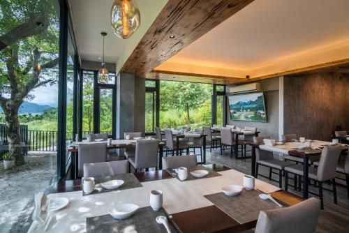 Restaurant, Feng Chun Villa near Cingshuei Dire Park