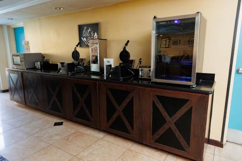 Garnet Inn & Suites - image 10