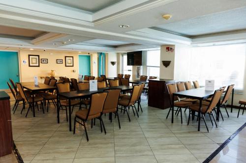 Restaurant, Garnet Inn & Suites in FL Mall