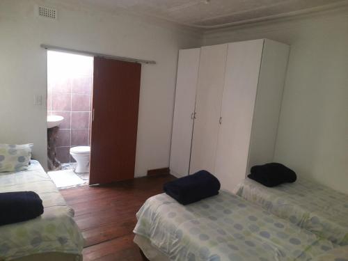 1 twin bed, 2 bunk beds