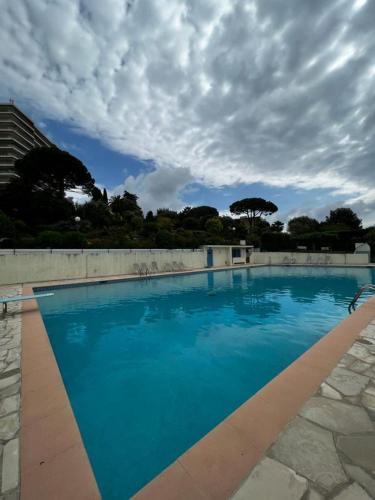 Swimming pool, Studio with a panoramic view at the top floor of a residence with a pool in La Pagane