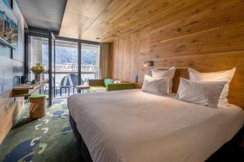 Superior Room with sofa and balcony – with Mont-Blanc view