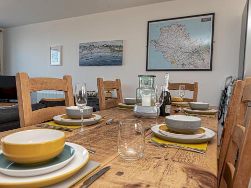 Pass the Keys Sea View Apartment in centre of Rhosneigr