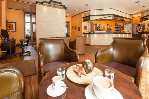 餐飲選擇, 蒙蒂阿爾酒店 (Hotel Mondial) in 朗根費爾德/萊茵蘭