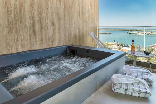 Hot tub, SAVUS Boutique Hotel in Rethymno
