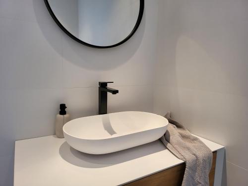 Open plan modern apartment with sea views in Miraflores Mijas Costa - image 4