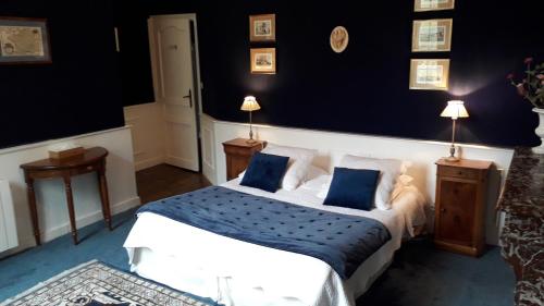 1 queen bed, 2 twin beds, 1 sofa bed