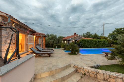 Mediterranean Villa Azul with private swimming pool and jacuzzi - Accommodation - Dobrinj