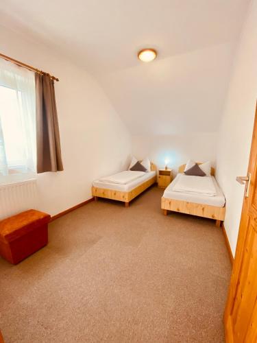 2 twin beds