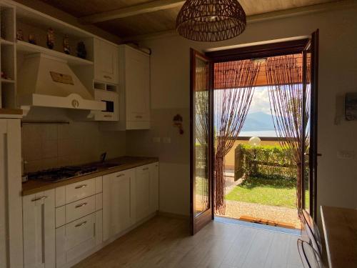  Appartamento con vista sul lago di Iseo e piscina in Riva di Solto