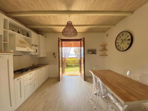  Appartamento con vista sul lago di Iseo e piscina in Riva di Solto