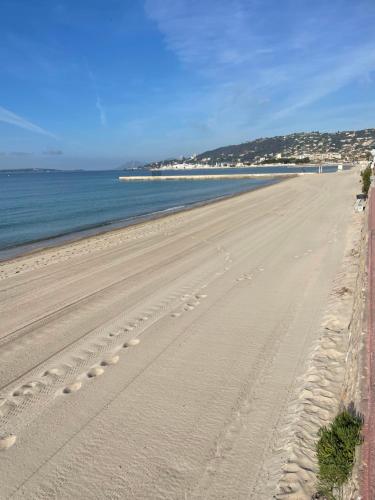 Grand Studio 7 minutes de la Plage et Climatisé sur Juan Les Pins