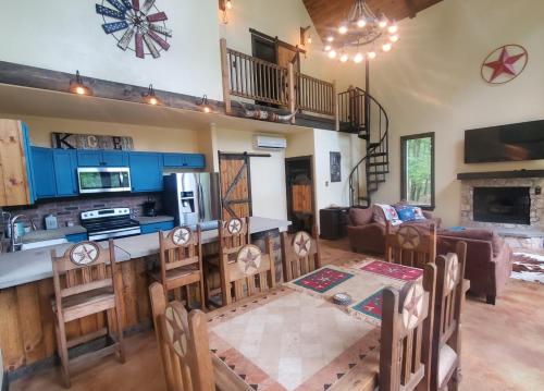 Waterfront Lonestar Cabin in a Magical Forest in Magnolia (TX)
