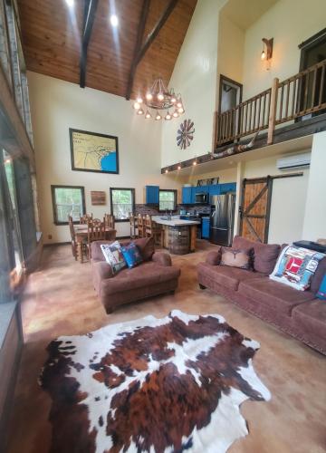 Waterfront Lonestar Cabin in a Magical Forest in Magnolia (TX)