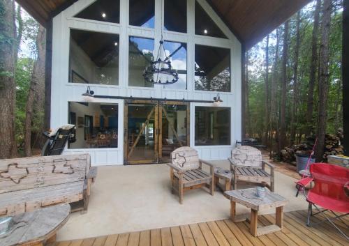 Waterfront Lonestar Cabin in a Magical Forest in Magnolia (TX)