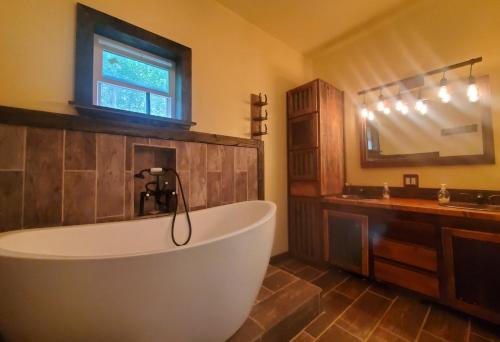 Waterfront Lonestar Cabin in a Magical Forest in Magnolia (TX)