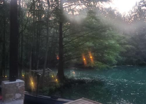 Waterfront Lonestar Cabin in a Magical Forest in Magnolia (TX)