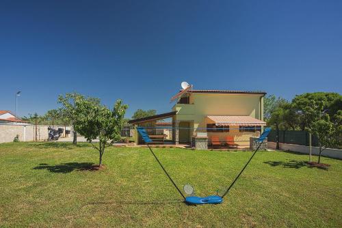 Ferienhaus mit Badminton- und Minifussballplatz