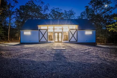 "The Barndo" 4BR Luxury Cabin, Hot Tub, Fire Pit, Bunks, Arcades, Playhouse! image