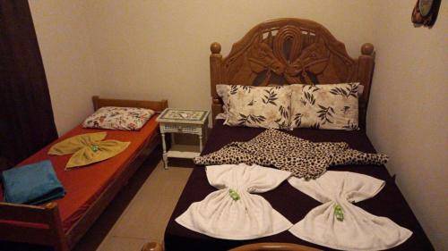 2 bedrooms, 5 beds
