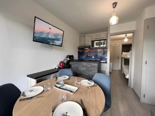 Apartment with Mountain View