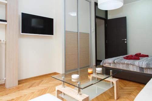 Central Park Apartments - image 12