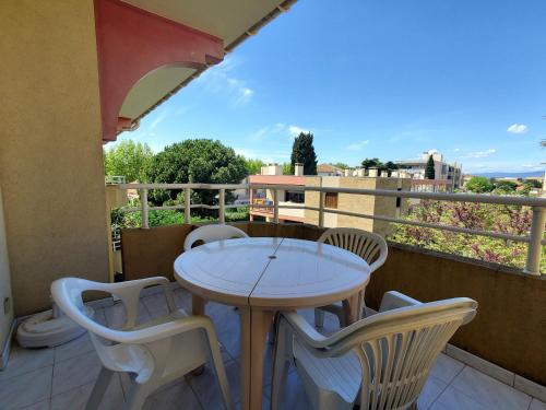 Port FREJUS Rives Latines Studio Cabine 30 m2 4 Pe - Tap to explore photos