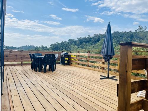 Joli Chalet avec grande terrasse et accès piscine - Camping - Rocbaron