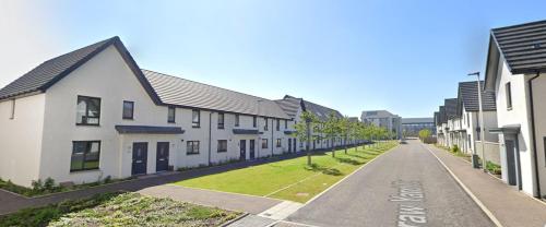 Newbuild - 3 bedrooms, 2 baths,5 mins from airport - Edinburgh