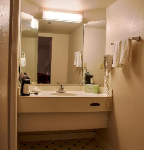 La Quinta Inn by Wyndham Bakersfield South - image 12