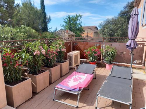 Logement indépendant Au Bonheur cuisine piscine clim proche centre village #dentelles Montmirrail (Chambre independante avec cuisine piscine clim au bonheur proche centre village #dentelles Montmirra) in Beaumes De Venise