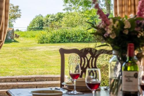 Skats, Charming cottage in beautiful countryside with a boating lake - The Calf Pens in Layham