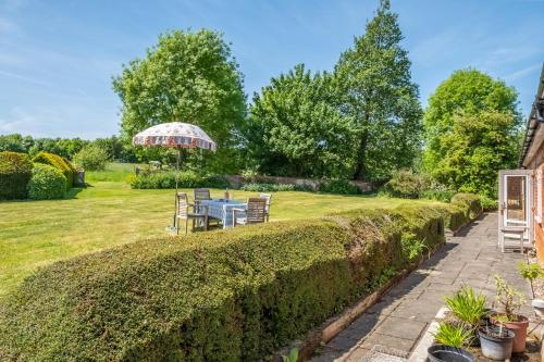 Dārzs, Charming cottage in beautiful countryside with a boating lake - The Calf Pens in Layham